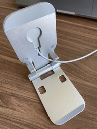 Металлическая подставка для телефона с беспроводной зарядкой MagSafe настольный держатель для гаджета Серебряная (CSS-006)
