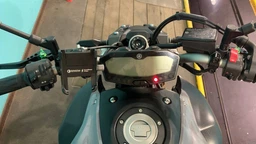 Металлический держатель крепление телефона Motorace для мотоцикла на руль зеркало универсальный до 6.5" c USB QC 3.0