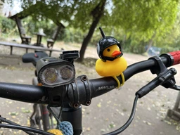 Аксессуар на руль вело/мото Crazy Duck качка в шлеме акулы с пропеллером