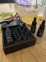 Ароматизатор в машину OudWood из дерева с логотипом Volkswagen (Фольксваген) по мотивам Dior - Sauvage