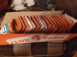 Упаковка вологого корму для дорослих котів Club 4 Paws для дорослих котів з ягням в соусі 85 гр 24 шт фото від покупців 5