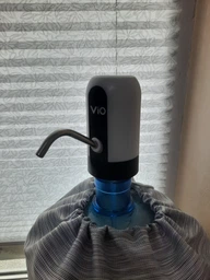 Помпа электрическая ViO E7 черно-белая на бутыль фото от покупателей 1