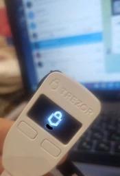 Криптокошелек Trezor One White