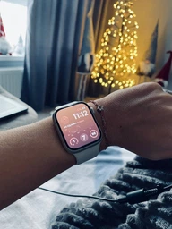 Смарт-годинник Apple Watch Series 9 GPS 41mm Starlight Aluminium Case with Starlight Sport Band - M/L (MR8U3QP/A) фото від покупців 16