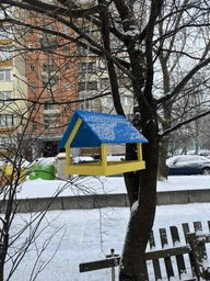 Годівничка для птахів підвісна Слава Україні! 28х27х29 см Майстерня містера Томса Сосна фото від покупців 1