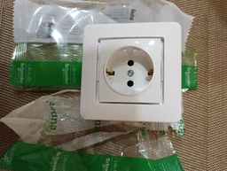 Розетка Schneider Electric Sedna с заземлением и защитными шторками Белая (SDN3000121)