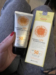Легкий сонцезахисний крем 3W Clinic Intensive Uv Sunblock Cream SPF50+ PA+++ 70мл фото від покупців 5