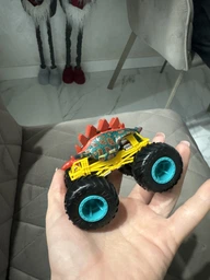 Базовая коллекционная машинка-внедорожник Hot Wheels серии Monster Trucks 1:64, в ассортименте 1 шт (FYJ44) фото от покупателей 2