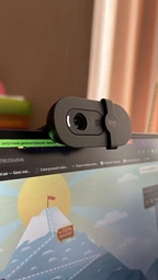 Веб-камера Logitech Brio 100 Full HD Webcam Graphite (960-001585) фото от покупателей 10