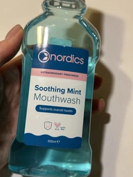 Успокаивающий ополаскиватель Nordics Soothing Mint для раздраженных десен, уничтожения бактерии и предотвращения неприятного запаха изо рта 300 мл (3800500324562)