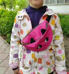 Дитяча сумка на поясі бананка для дівчинки. Кішечка з блакитними очима.