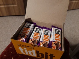 Упаковка шоколадных батончиков Roshen TidBit молочные с нугой, мягкой карамелью и арахисом 50 г х 24 шт (4823077630491) фото от покупателей 3