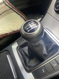 Ручка переключения передач для автомобиля VW Passat B6 B7 CC 6 скоростей 154 мм х 131 мм длина и ширина Передачи R+6 хромированная накладка с черной схемой передач Ручка изготовлена из эко-кожи с резиновым элементом (Al) фото от покупателей 1