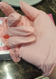 Перчатки смотровые нитриловые текстурированные MedTouch Standard нестерильные без пудры Размер ХЅ 100 шт Розовые (Н444092) фото от покупателей 1