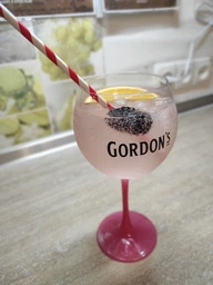 Алкогольный напиток на основе джина Gordon's Premium Pink 1 л 37.5% (5000289929981) фото от покупателей 1