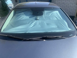 Автомобільна сонцезахисна парасолька на лобове скло 135×79 см UV, складна, чорно-сіра XJ5106 фото від покупців 8