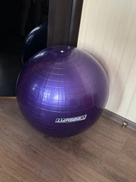 М'яч для фітнесу EasyFit 85 см фіолетовий (фітбол, гімнастичний м'яч для вагітних) EF85V фото від покупців 5