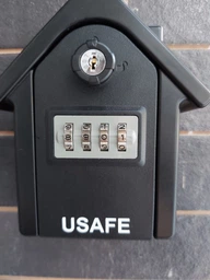 Антивандальный наружный мини сейф для ключей uSafe KS-06, в форме дома, с кодовым замком и ключом, настенный, Черный