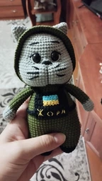 В'язана м'яка іграшка амігурумі "Котик військовий ЗСУ з джавеліном" солдат в зеленій формі, помаранчевий, 19 см, ручна робота