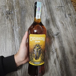 Алкогольный напиток на основе рома Cucaracha Banana 0.7 л 35% (4742883015189)
