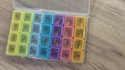 Таблетница - органайзер для таблеток с ячейками по дням Case mini 7х4, радужная