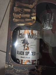 Алкогольный напиток на основе Карибского рома Captain Morgan Spiced Black 1 л 40% + 2 рюмки (4820178650991) фото от покупателей 12