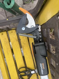 Сучкорез универсальный телескопический Fiskars PowerGear UPX86 (1023624)