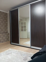 Шкаф-купе трехдверный Алекса 170*45*230 см Белый 3 двери ДСП + Зеркало + ДСП ШК-05
