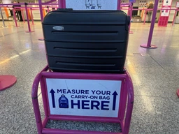 Пластикова валіза ручна поклажа Lowcost лоукост Wizz Air 40 x 20 x 30 бежева фото від покупців 5