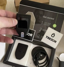 Криптокошелек Trezor Model T фото от покупателей 1