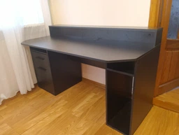 Комп'ютерний стіл з LED підсвічуванням, шафкою та висувною шухлядою фото від покупців 2