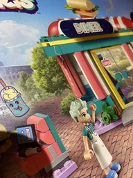 Конструктор LEGO Friends Ресторанчик у центрі Хартлейк Сіті (41728)