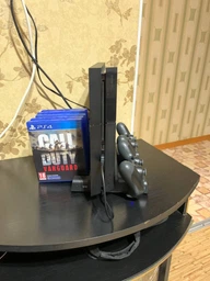 Мультифункціональна вертикальна підставка DOBE для Sony PlayStation PS4 PRO / PS4 Slim / PS4 Fat з охолоджувальними кулерами / зарядна станція для двох геймпадів DualShock 4 з LED підсвічуванням / підставка під 10 дисків