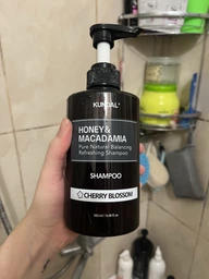 Безсульфатный шампунь KUNDAL Honey & Macadamia Nature Shampoo Cherry Blossom для волос с ароматом цветущей вишни, 500 мл фото от покупателей 1