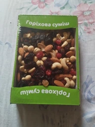 Горіхова суміш, мікс горіхів і ягід, цілісні горішки з журавлиною та королівським родзинками 500 г фото від покупців 3