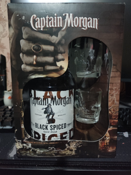Алкогольный напиток на основе Карибского рома Captain Morgan Spiced Black 0.7 л 40% + 2 чарки (4820178650533_G)
