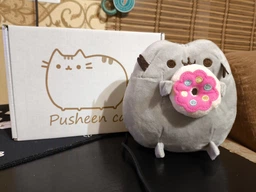 Мягкая игрушка кот Пушин кэт Pusheen cat S&T с Пончиком в лапках 15х12 см Серый (n-71) фото от покупателей 3