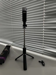 Беспроводная селфипалка Selfie Stick QS2s.2 портативный штатив трипод с подсветкой с пультом дистанционного управления для телефона Android IPhone черная с Bluetooth фото от покупателей 2
