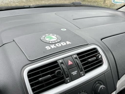 Автомобильный антискользящий коврик Лидер на торпеду с логотипом Skoda 20x13 см