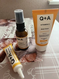 Подарочный набор для сияния кожи Q+A Glow Heroes Gift Set Сыворотка для лица Q+A Vitamin C 30 мл + Крем для зоны вокруг глаз 15 мл + Крем для тела 50 мл (5060486268375)
