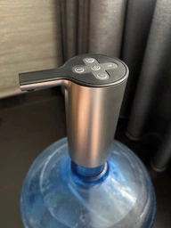 Электрическая помпа для воды аккумуляторная с usb кабелем с автоматическим набором для бутылей разного объема и бескапельной системой автоматический насос диспенсер на бутыль с индикатором заряда для дома и офиса серебряная фото от покупателей 4