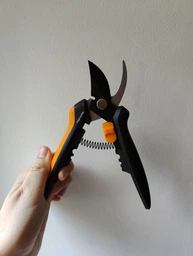 Секатор Fiskars для цветов Solid SP14 (1051601) фото от покупателей 2
