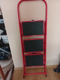 Стремянка Forte LFD106TB из 3 ступеней Красная (31888) фото от покупателей 4