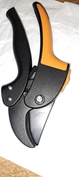 Секатор Fiskars PowerStep Р83 с храповым механизмом (1000575) фото от покупателей 5