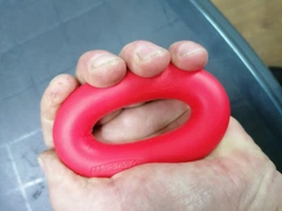 Кистьовий еспандер кільце EasyFit Ring 27 кг червоний (силіконовий еспандер-кільце для рук, бублик тренажер для передпліччя та кисті рук) YL-1840-27K фото від покупців 15