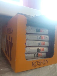 Упаковка шоколадных батончиков Roshen TidBit молочные с нугой, мягкой карамелью и арахисом 50 г х 24 шт (4823077630491) фото от покупателей 1