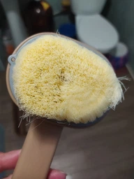 Масажна щітка для тіла з дозатором BodyBrush, бежева фото від покупців 1