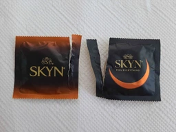Презервативи Skyn Large king size 10 штук збільшений розмір скін фото від покупців 5