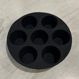 Кругла силіконова форма для аерогриля / духовки / мультипечі 7 Cups багаторазова формочка для випікання 7 кексів / капкейків / мафінів / десертів, 18х3.8 см, чорна (102386007) фото від покупців 2