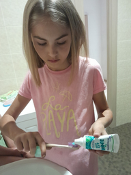 Зубна паста Sensodyne Пронамель Junior Смак м’ятної жуйки для дітей 6-12 років 50 мл (5054563219305) фото від покупців 1